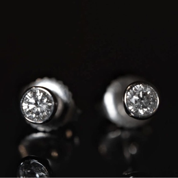 14K white gold natural diamond stud earrings .35 carats - Picture 4 of 4